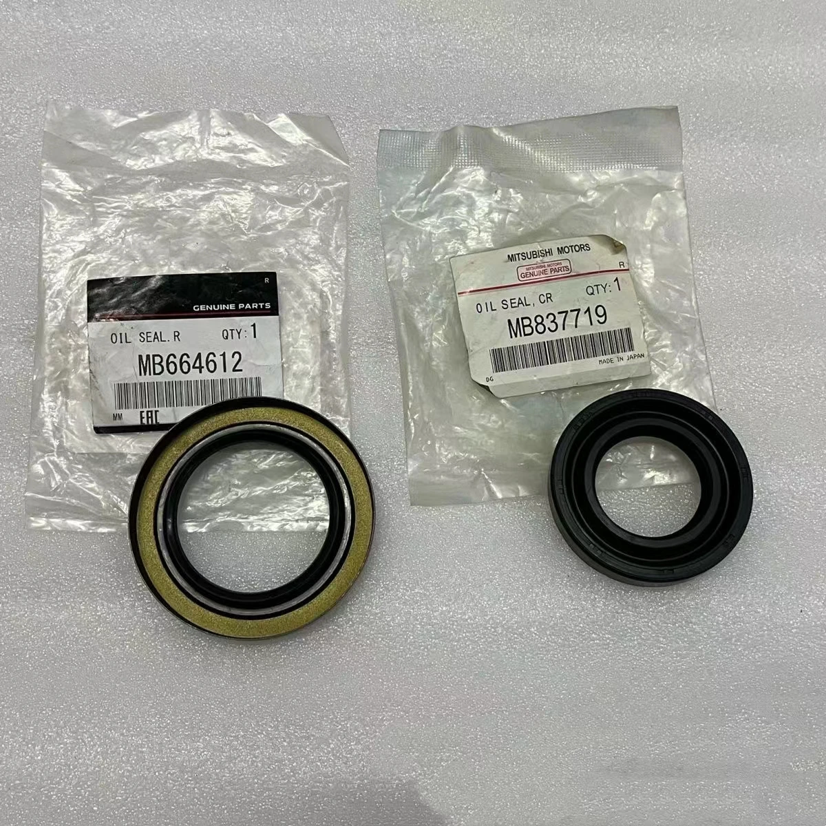 Rear Axle Oil Seal For Mitsubishi Montero Pajero Sport L200 L400 NATIVA MB664612 MB837719