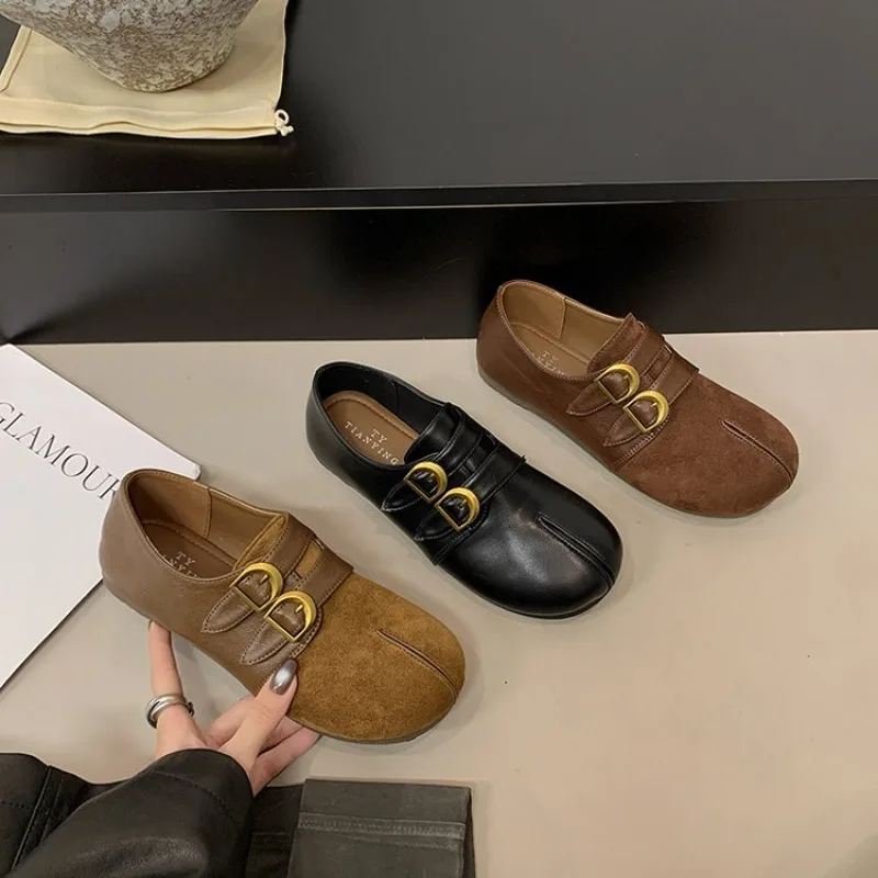 Damen Wildleder-Mules mit Doppelschnallenverschluss, geschlossener Zehenbereich, flache Slipper, weiche, bequeme Loafer für Damen, Damenschuhe