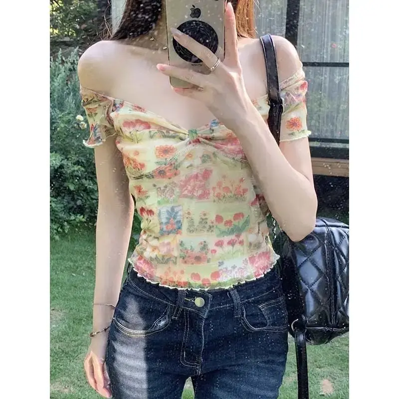 2026 Summer New Pure Desire Wind Oil Painting Printing Retro Shirt Female Spice Girl Unique Chic V-neck Lace Top