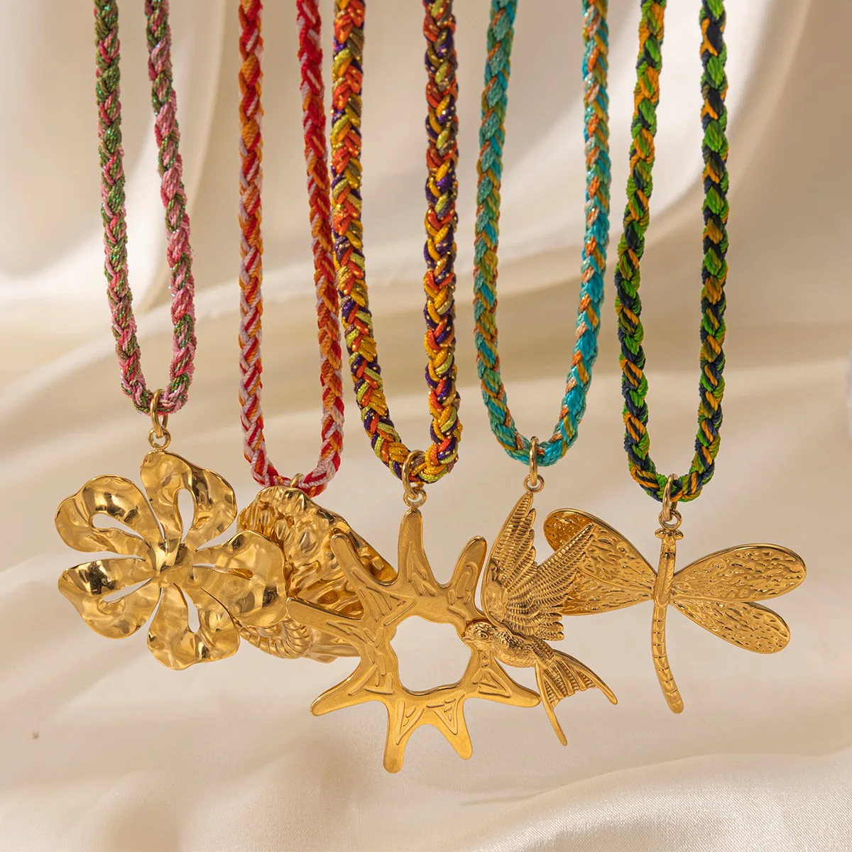 Ocean-Style Conch Pendant Necklace for Women - 18K Gold Plated Stainless Steel, Fade-Resistant Elegant Jewelry - Image 5