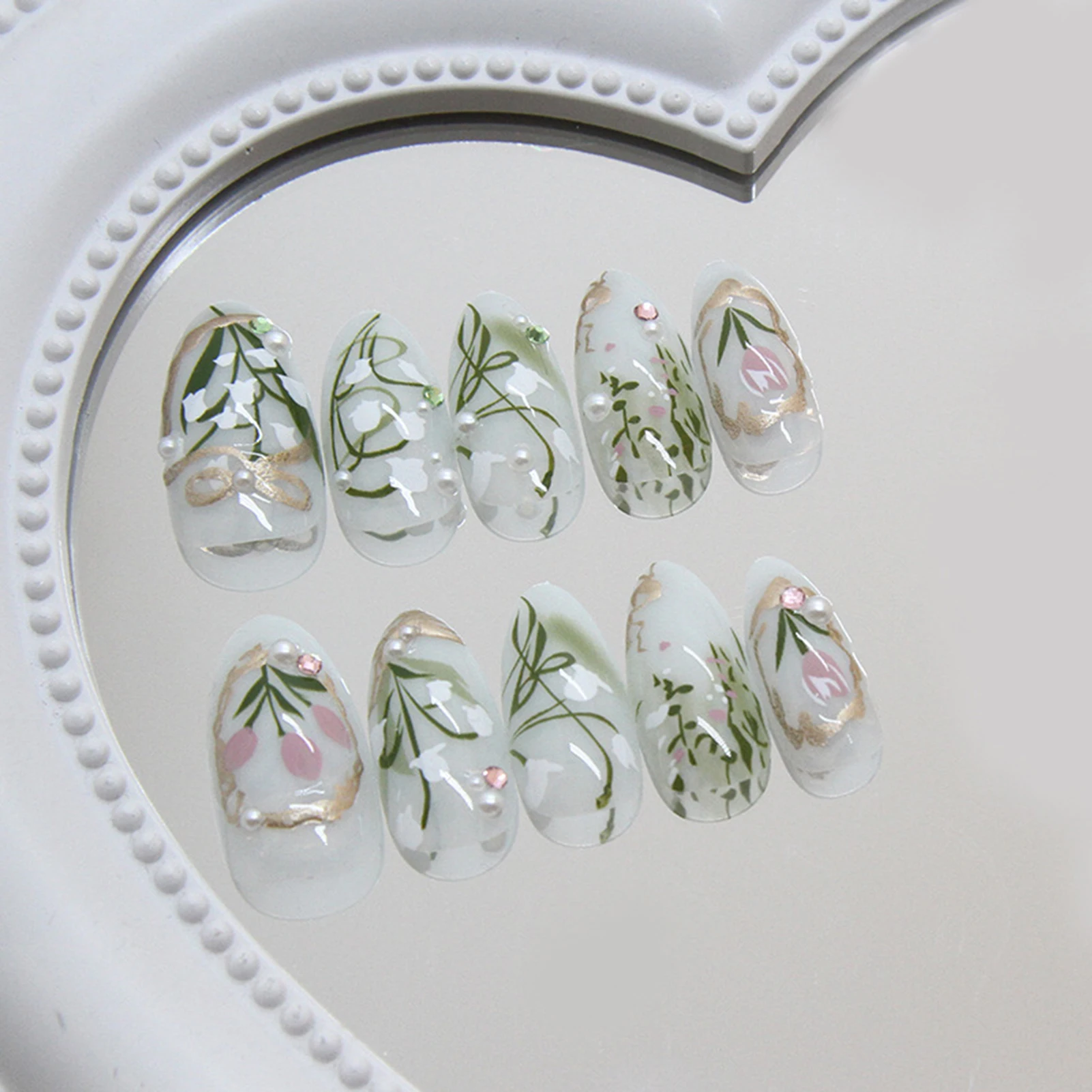 24 Stück Maiglöckchen 3D Strass Aufklebenägel Vollständige Abdeckung Künstliche Nägel für Frauen Party Hochzeit Falsche Nägel