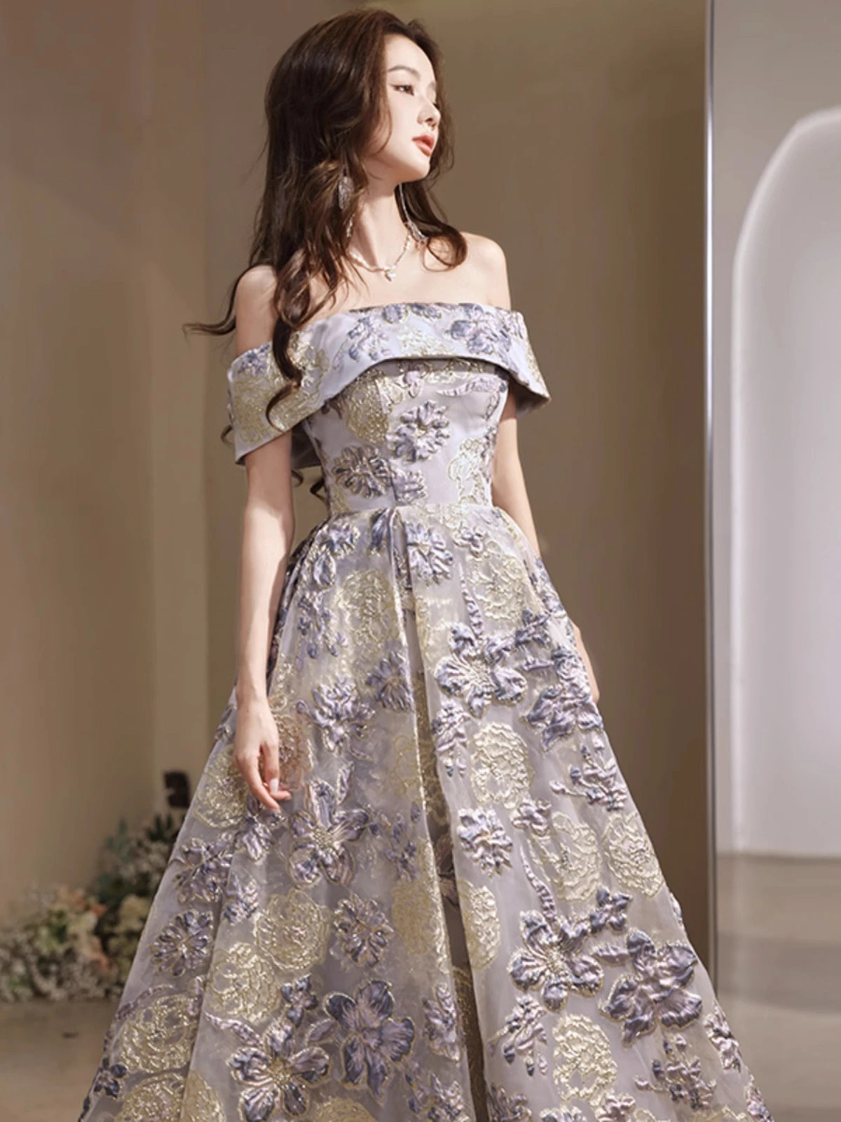 Sukienki na studniówkę z dekoltem w łódkę, aplikacjami, w stylu francuskim, luksusowe, do ziemi, na wieczór, występ, dla prowadzącej, nowe.