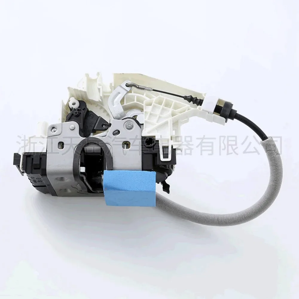 Rear Left Door Lock Actuator 2047302935 for Mercedes Benz W212 W204 W117 W218 W166 X166 CLA250 W218 CLS550 C250 E350 2010-2019