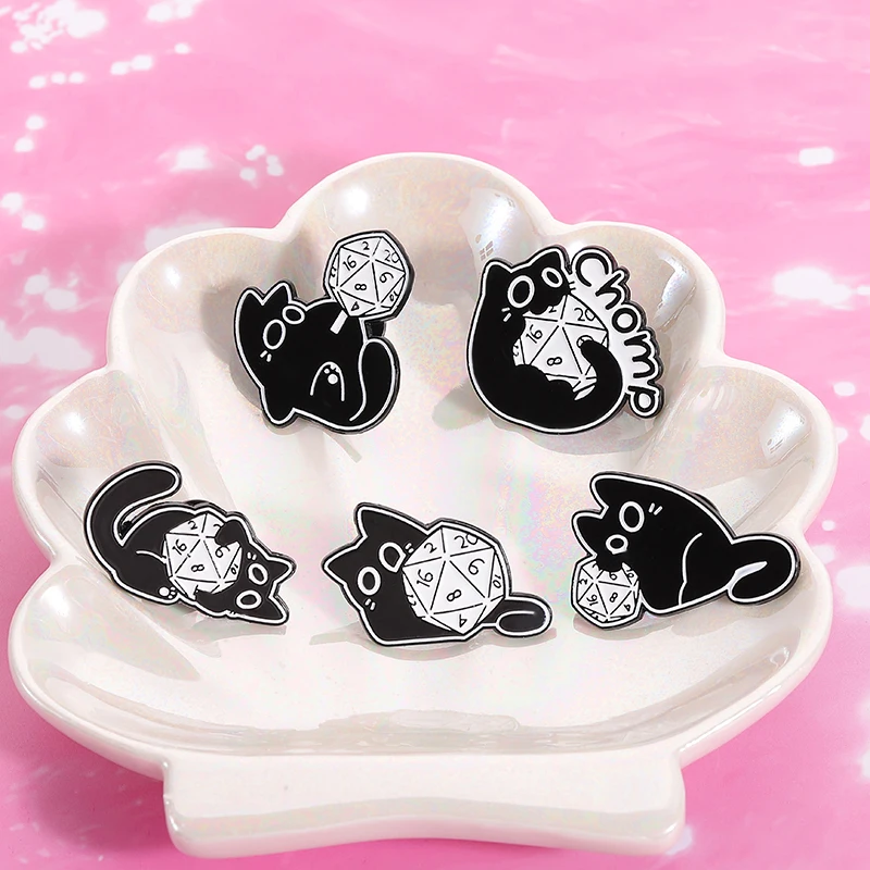 الكرتون عيون كبيرة القطط السوداء المينا دبابيس كول آر بي جي لعبة النرد لطيف هريرة الحيوان دبابيس شارة التلبيب مجوهرات هدايا للأصدقاء #5