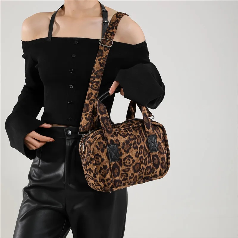 Women's Bag Retro Portable Pillow Bag 2025 Autumn New High-end Versatile Fashion Shoulder Messenger Bag image 2