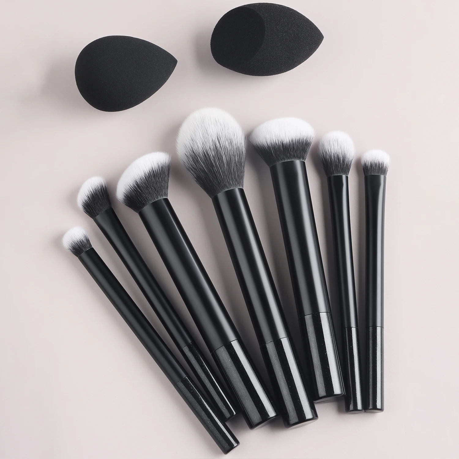 7Pcs Black Handle Cosmetic Brush Set with 2 Makeup Sponges, Multi‑Brushes for Powder Blush Highlight Eyeshadow Application