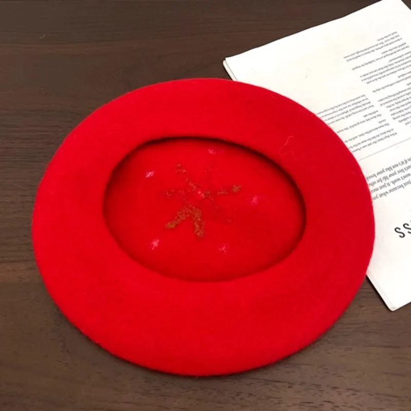 جديد لطيف الفراولة تصميم الصوف القبعات للنساء الخريف والشتاء السفر الدافئة تنوعا تظهر الوجه قبعة الرسام الأدبي الصغيرة