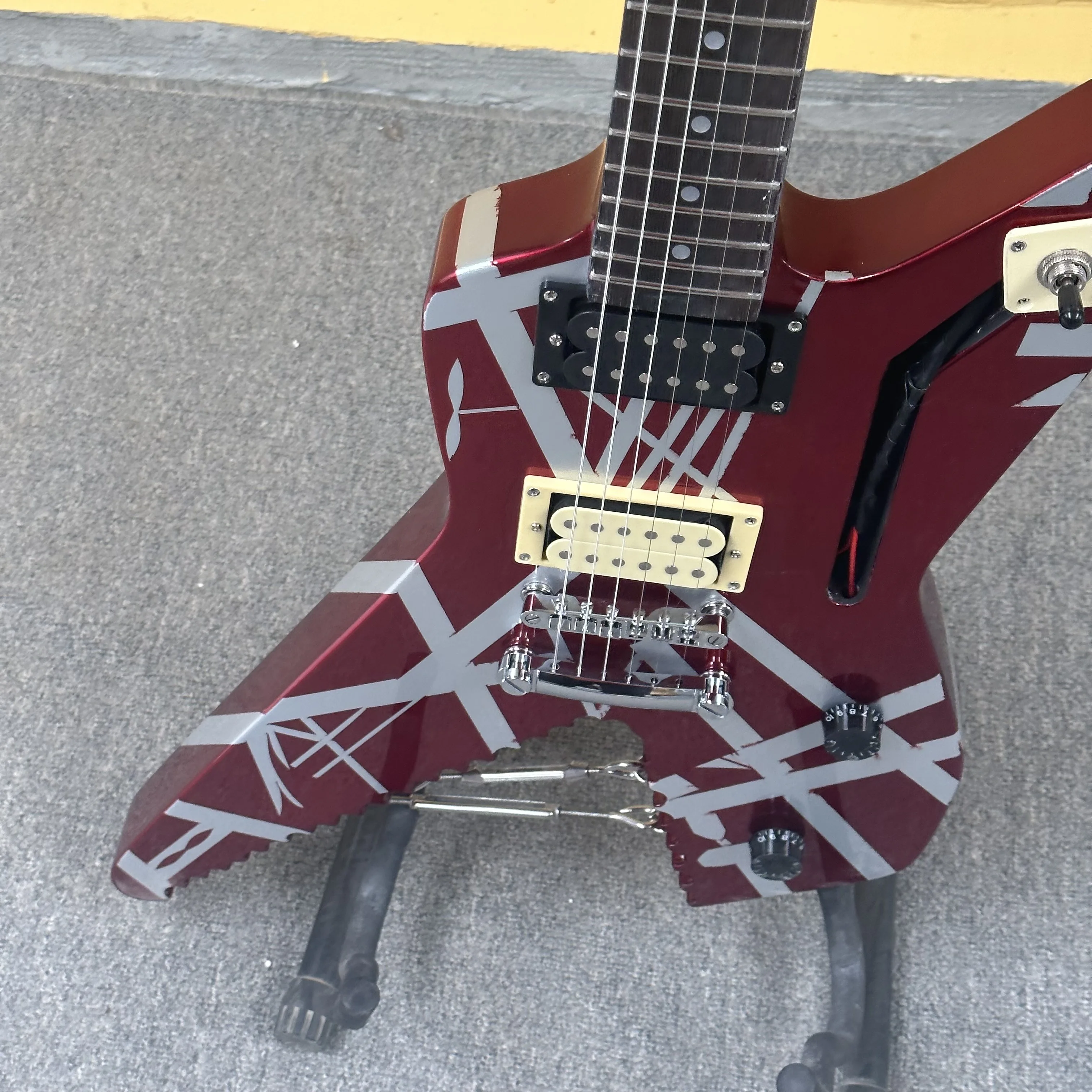 In stock High Quality Red and white striped electric guitar. Place an order and the guitar will be shipped immediately guitarra