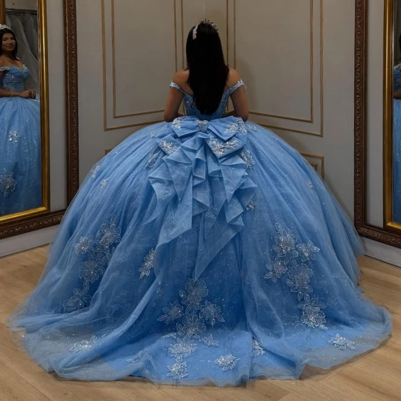 فساتين Quinceanera باللون الأزرق الملكي اللامع ثوب حفلة قبالة الكتف مزين بالدانتيل مطرز بفيونكة كريستال تول مشد حفلة عيد ميلاد