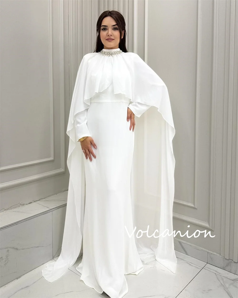 Szyte na miarę proste sukienki z plisami, cekinami, prostym krojem, wysokim kołnierzem i długim dołem, eleganckie, wysokiej jakości, na specjalne okazje.