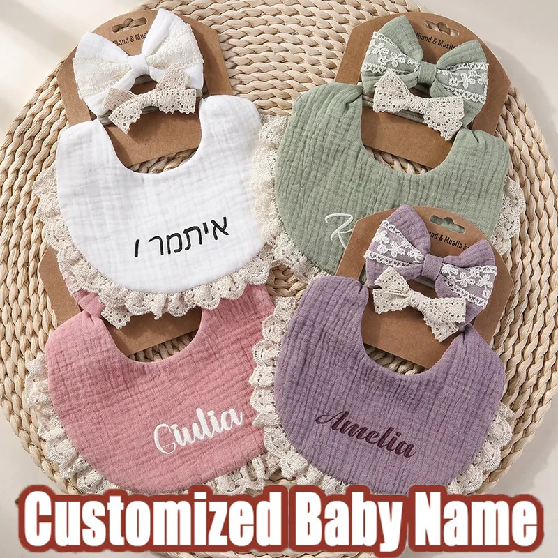

Personalized Baby Name Bib And Bow Headband Set Feeding Burp Cloths Saliva Towel for Baby Shower Unique Gift for Newborns