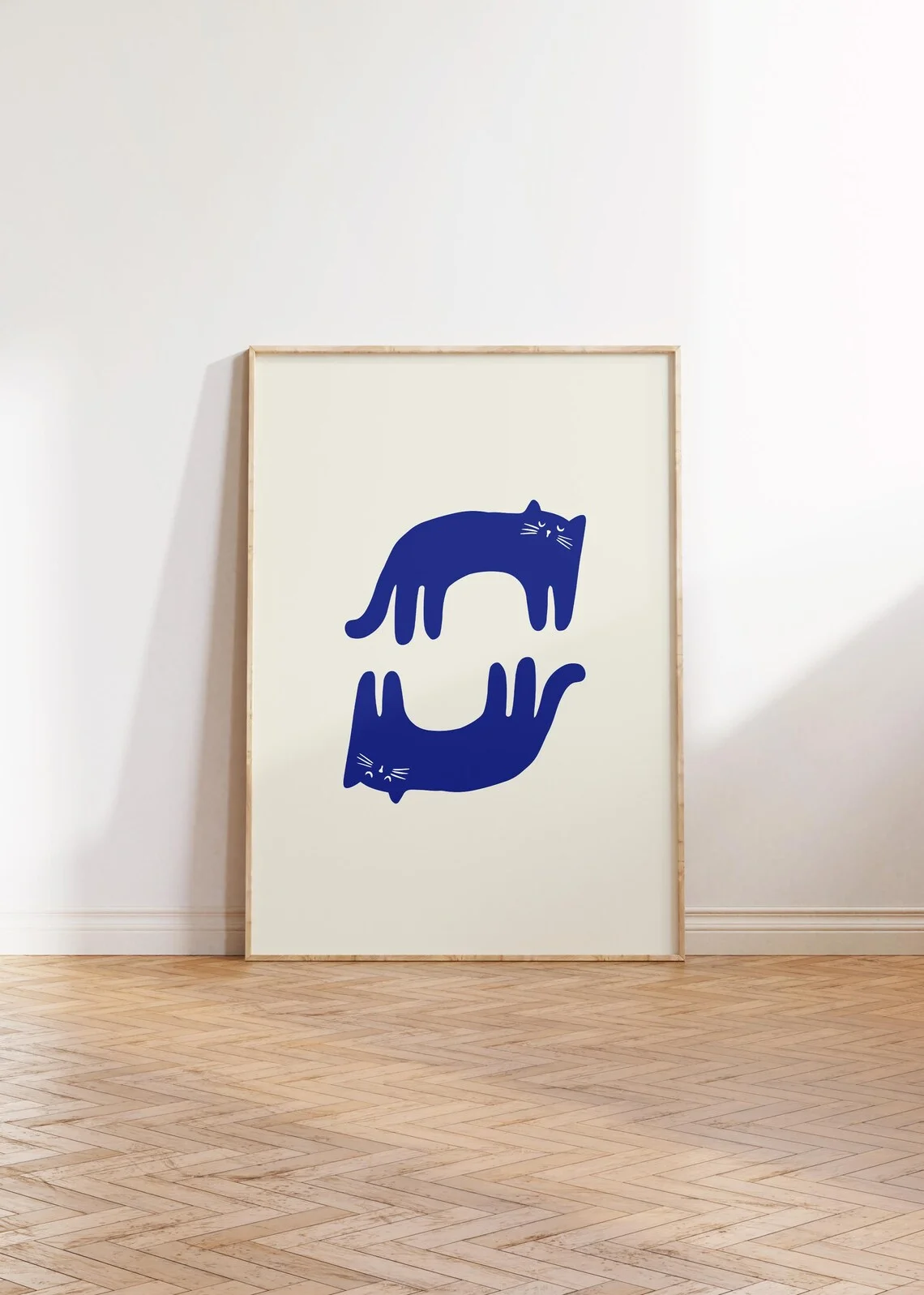 Wandkunstdruck „Spiegelkatzen“ in Kobaltblau – Verspielte, symmetrische Kätzchen-Silhouetten, ein fröhliches Geschenk für Tierliebhaber