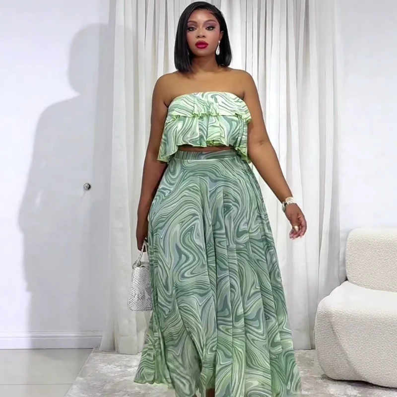 Neues Afrikanisches Mode-Set für Damen: Sommerliches Zweiteiler-Set mit Batik-Print, Trägerlosem Rüschen-Crop-Top und Rock mit Weitem Saum - Urlaubsoutfit