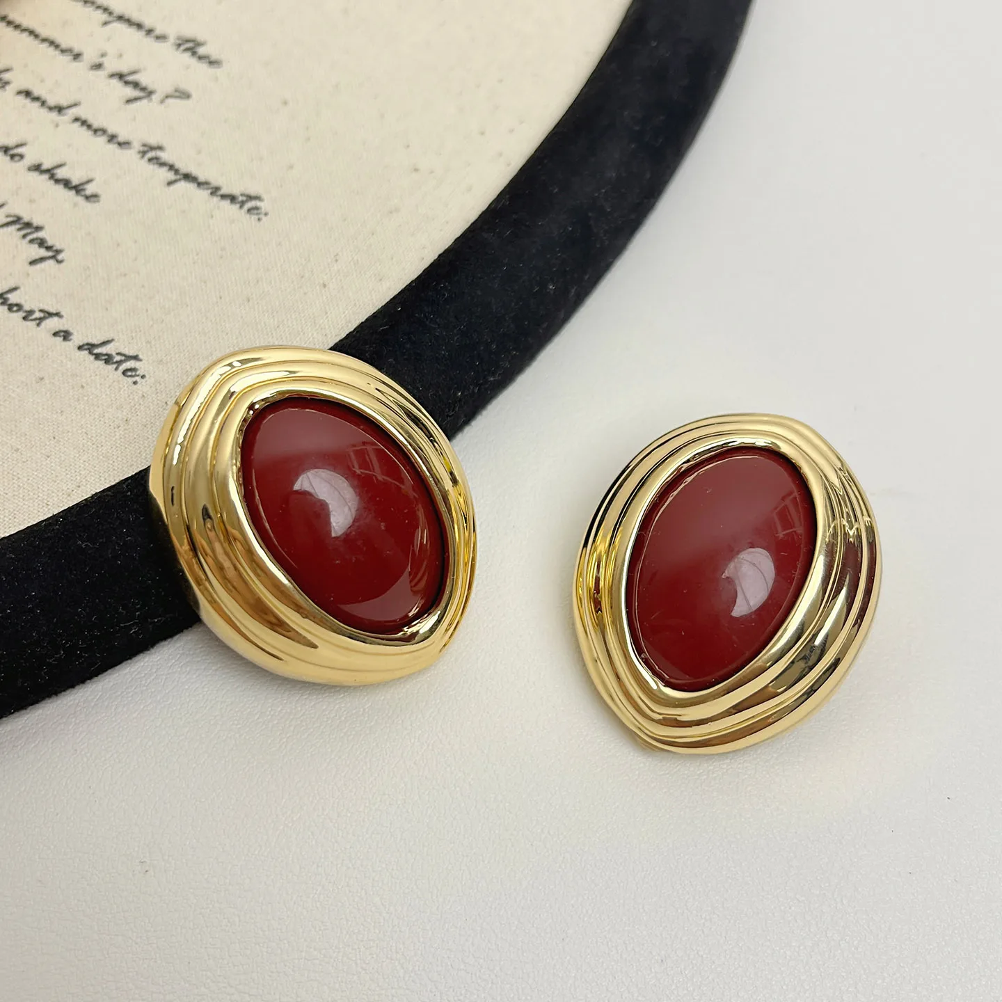 

Винтажные черно-золотые овальные серьги во французском стиле для женщин с многослойным металлическим декором, создающим ощущение роскоши, универсальные и элегантные серьги.