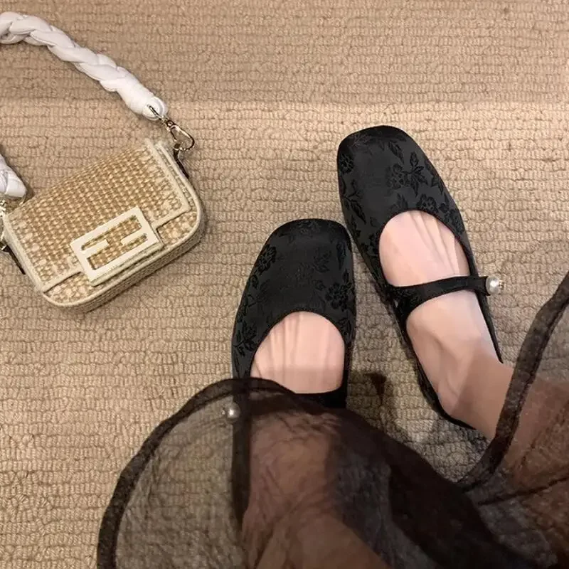 2024 New Retro Silk  Women Shoes Manual Flower Embroidered Chinese Style Girls Casual Shoes National Wind Dance Shoes