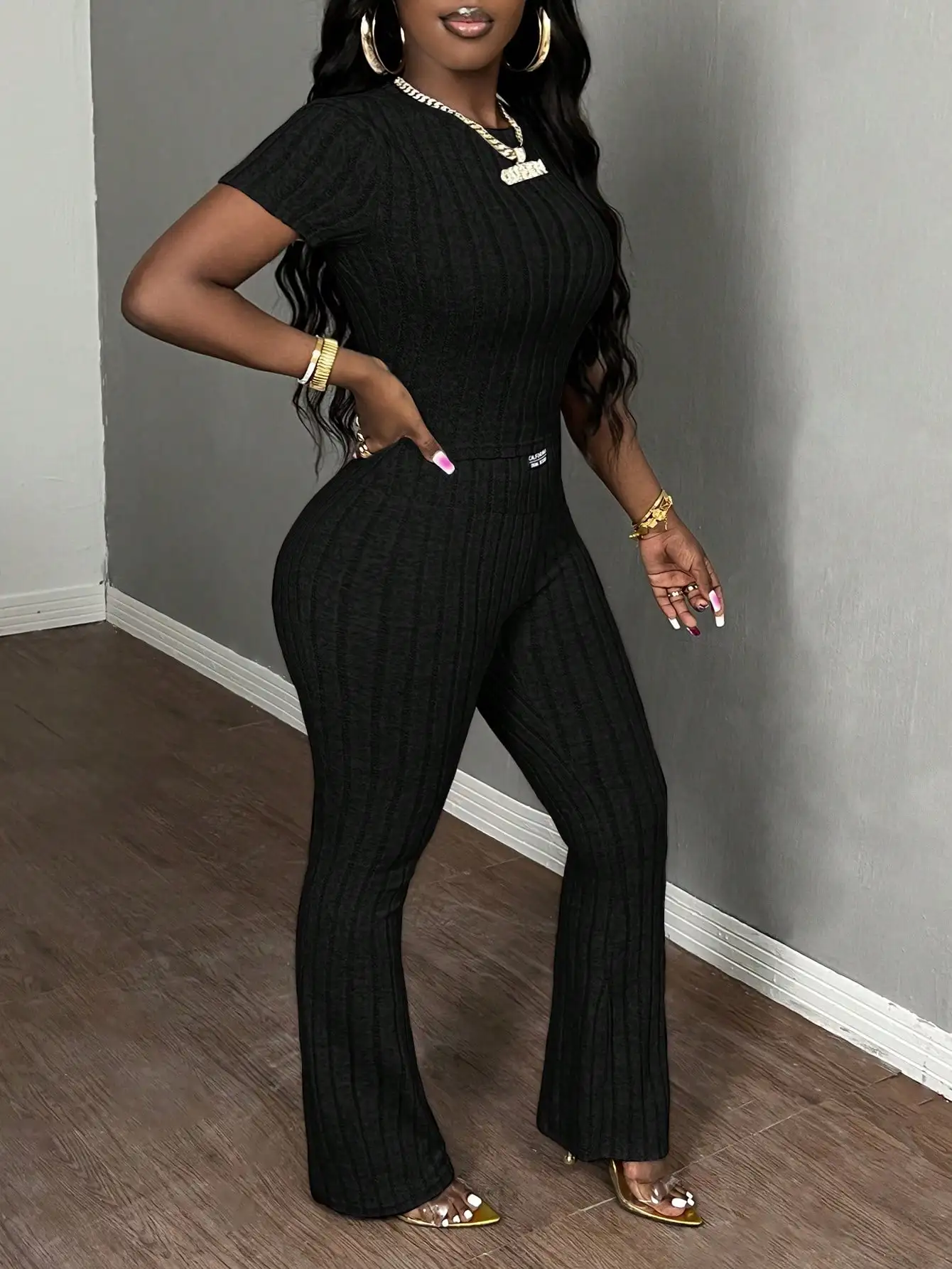 Tuta in Maglia Nera a Coste con Maniche Corte e Gamba Svasata, Set Casual Chic da Donna