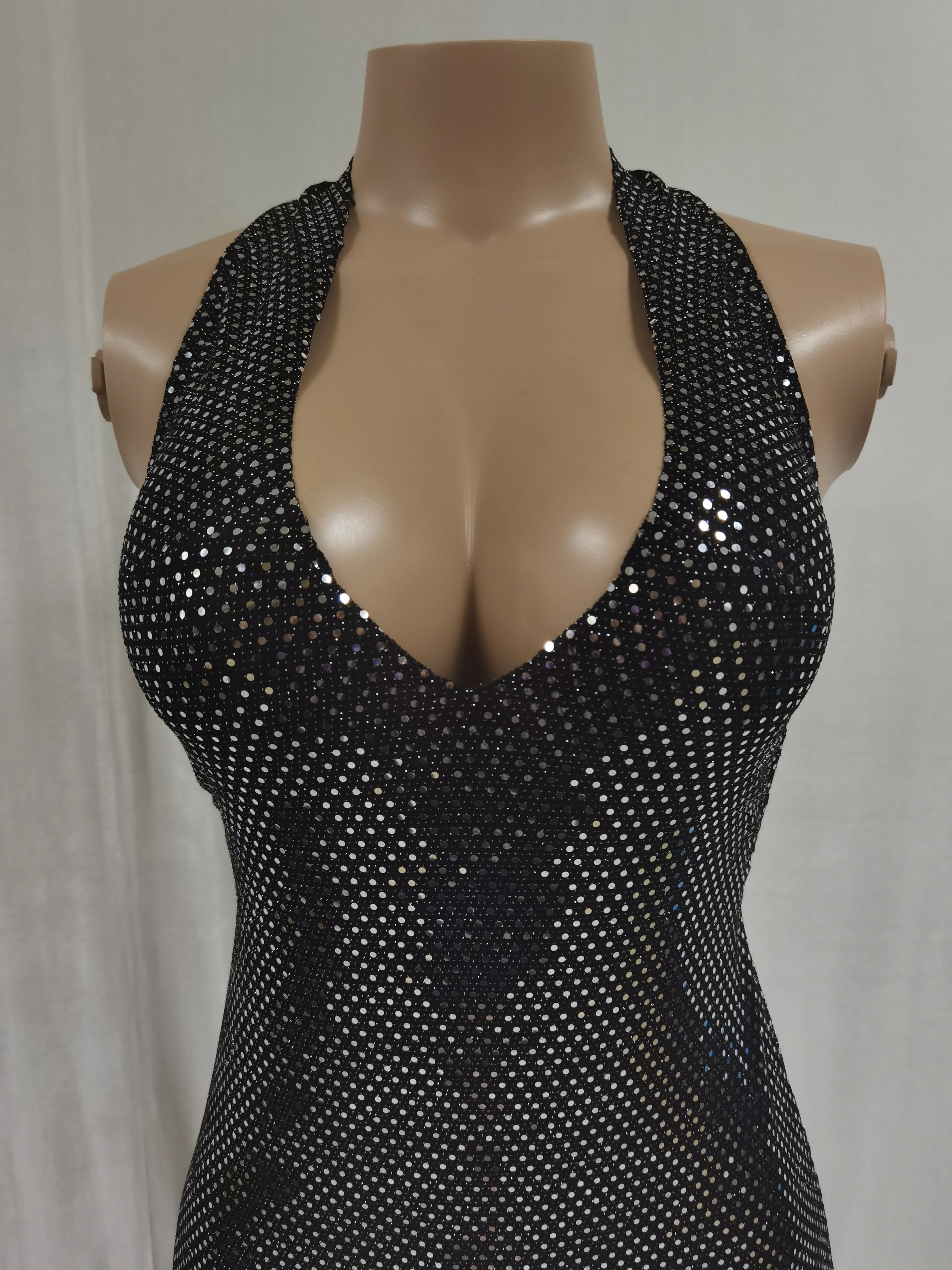 Vestido de moda de chica picante sin mangas y caderas con malla brillante en perspectiva hueca de moda en verano