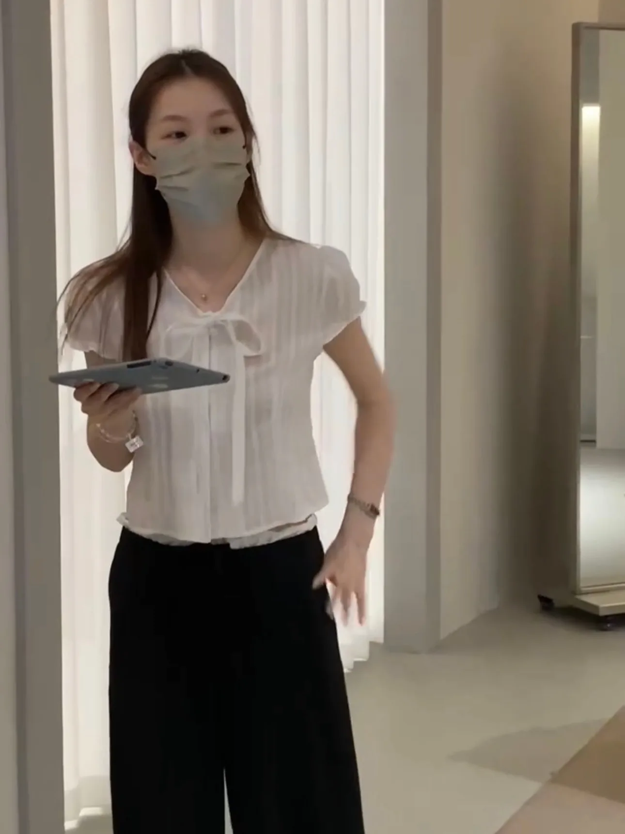 

White Thin V-neck Bowtie Bubble Sleeve Shirt Women Summer Waist-cinched Short French Style Loose Cotton Polyester Blouse