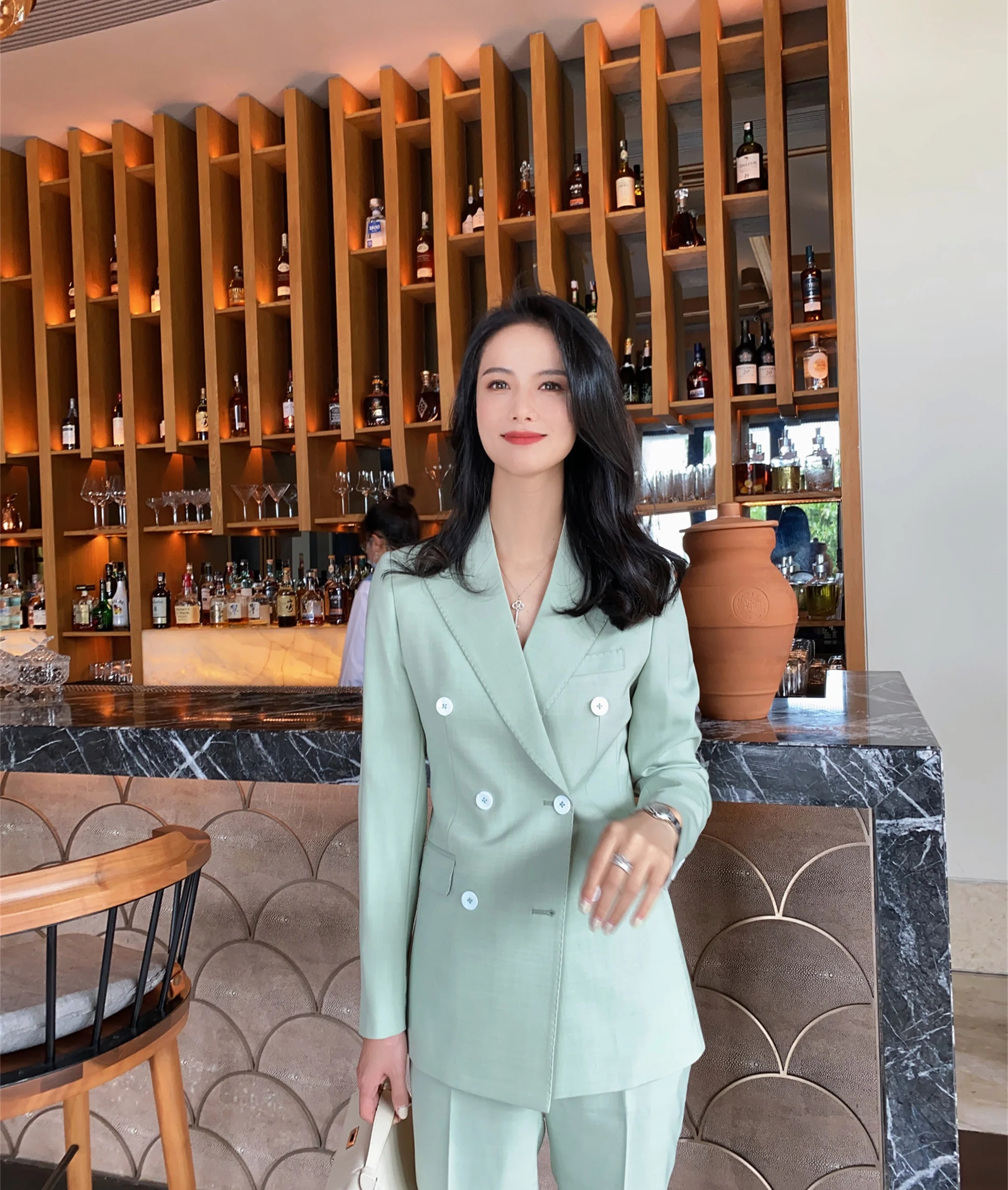 

Новый весенний женский костюм-двойка мятного цвета с двубортным пиджаком, приталенный, модный, элегантный, профессиональный