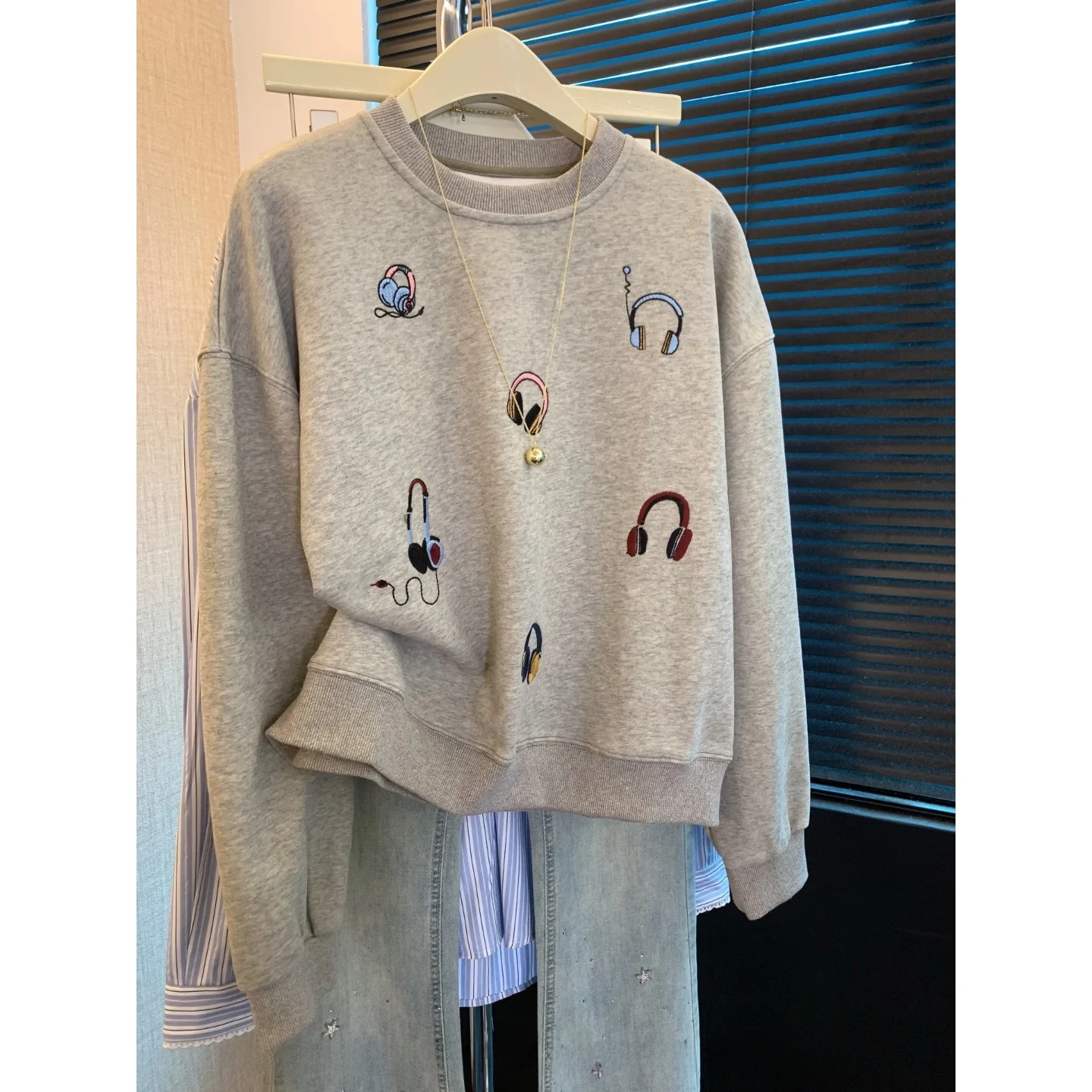 

Корейский свитшот с длинными рукавами и вышивкой, женский осенний дизайнерский модный топ, свободный крой, из комбинированной ткани