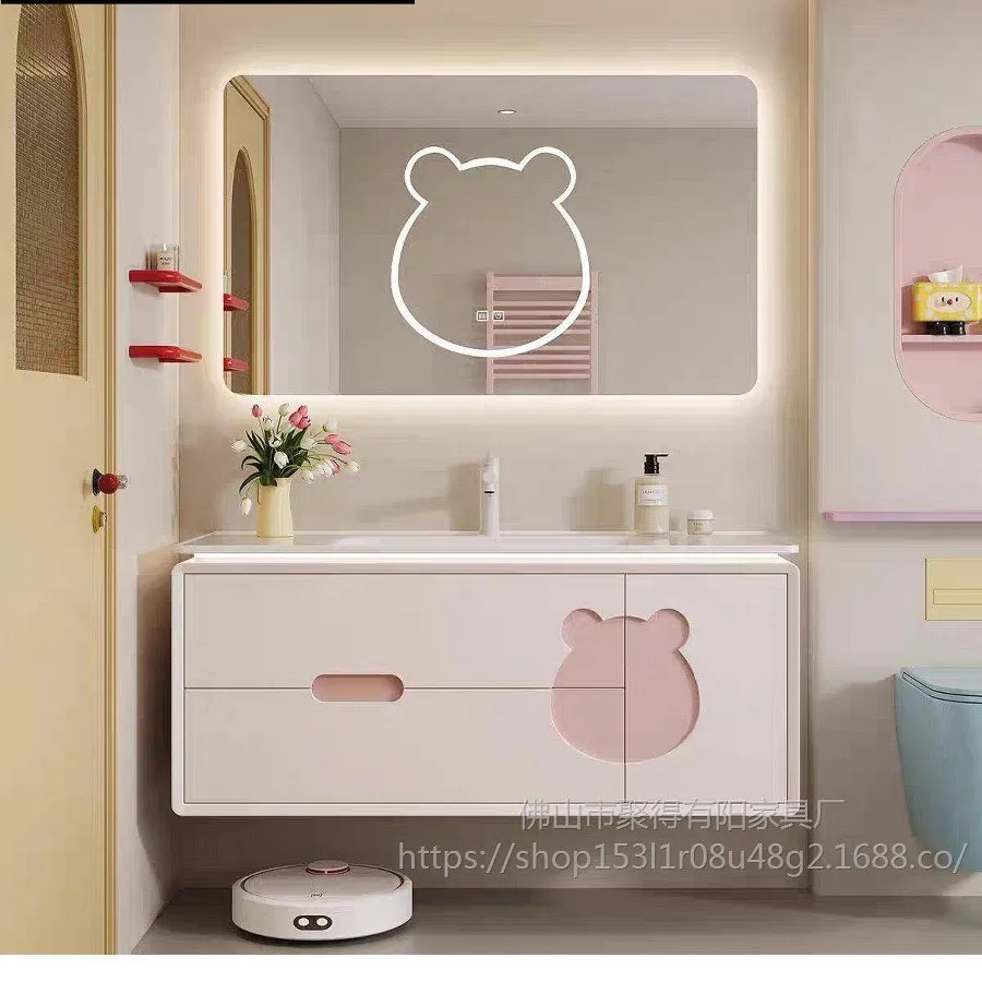 

Комплект мебели для ванной Dopamine: тумба с интегрированной раковиной из Corian, умывальник из керамогранита в кремовом цвете, раковина из каменной плиты.