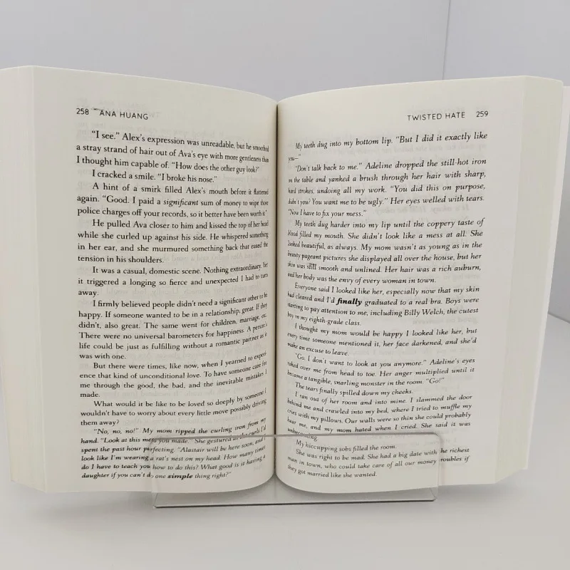 ความเกลียดชังที่บิดเบี้ยวโดยอานา หวง: นิยายรักโรแมนติกจากศัตรูสู่คนรักที่มีเสน่ห์อันต้องห้ามและความลับ
