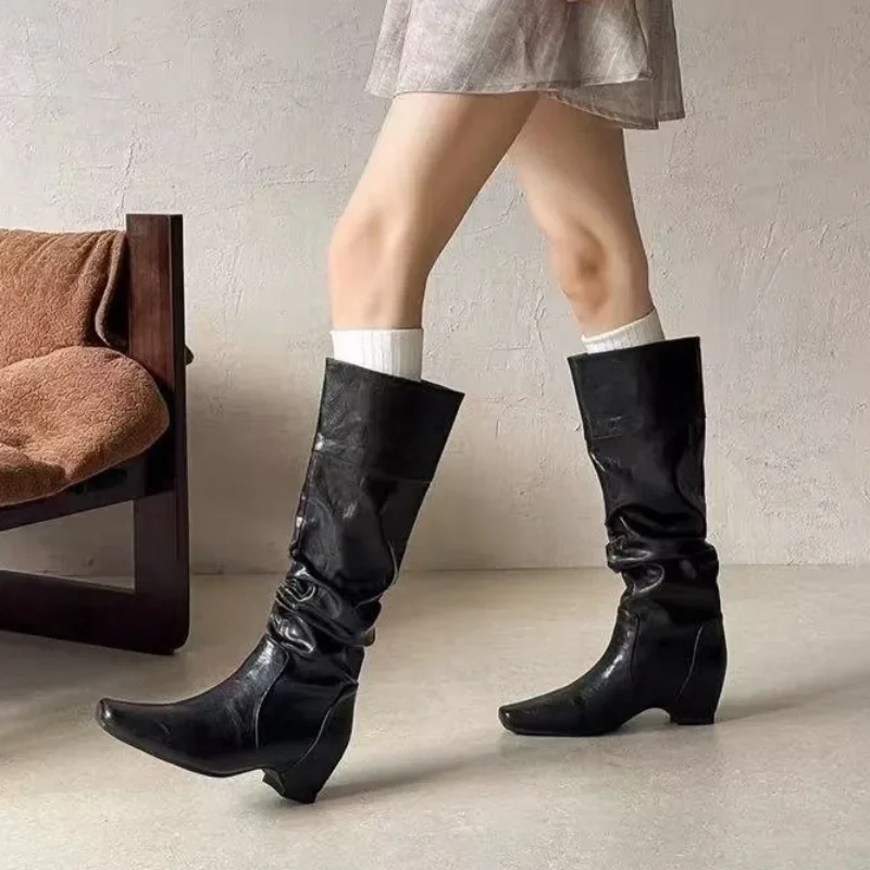 Botas de caballero plegables, con tacón bajo, de media caña, blancas, de diseño moderno, con suela plana, estilo coreano, para jóvenes, aptas para todas las estaciones, con punta afilada.