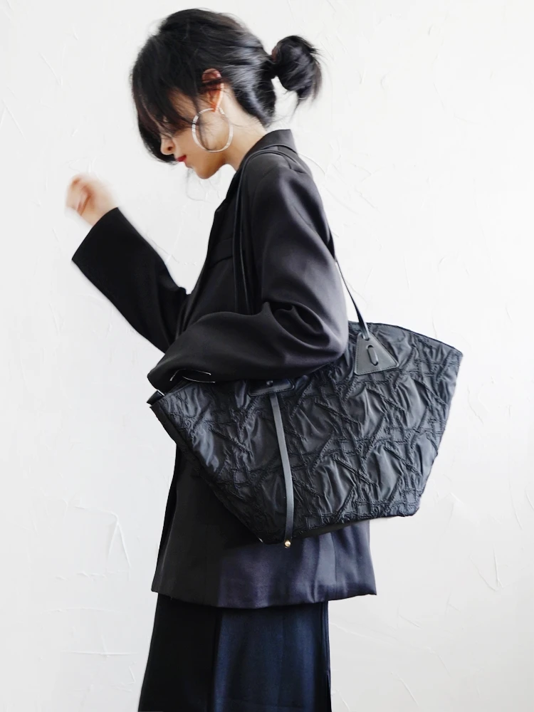 

Elegant Black Pleated Tote Bag Women's Large Capacity Casual Fashion Shoulder Handbag Polyester Material Zipper Closure