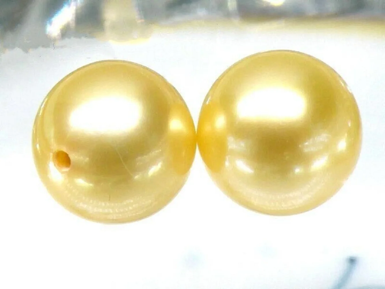 

Perfect pair of AAA+7.5-8mm circular bulk gold South Sea pearl half diamonds