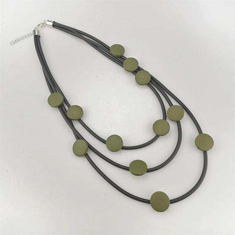 UKEBAY Mehrschichtige Statement-Anhänger-Halskette aus Gummi für Frauen, Boho-Modeschmuck, einzigartige Halskette für Party, Festival und Alltag. – Detail 5