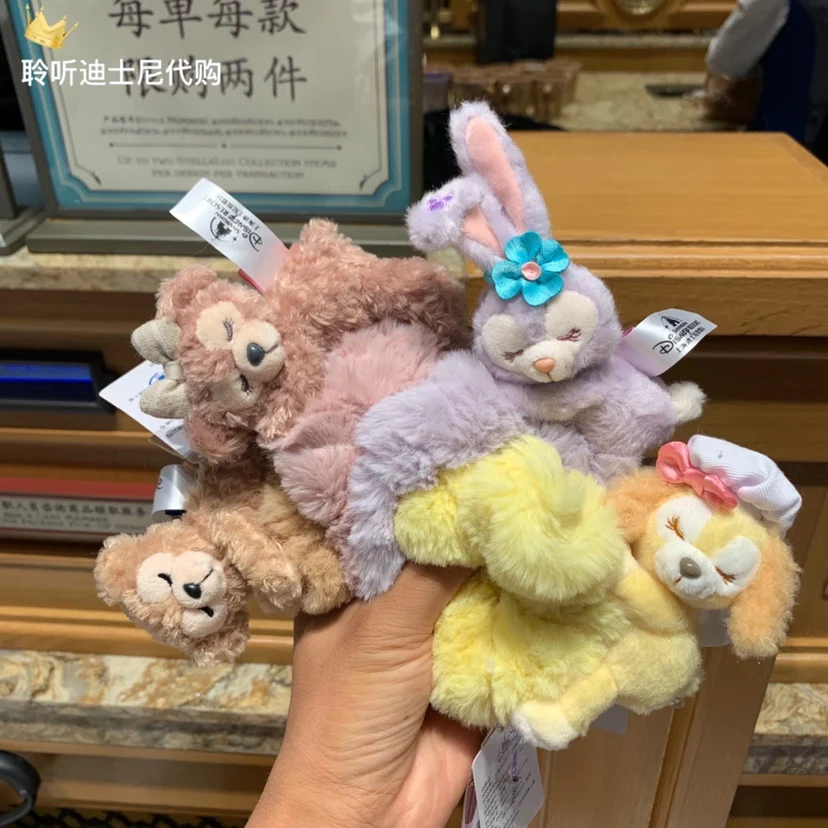 

At Shanghai Disneyland, Duffy, Shirley, Star Dai Lulin and Belle gave a cute headband as a gift to a girl