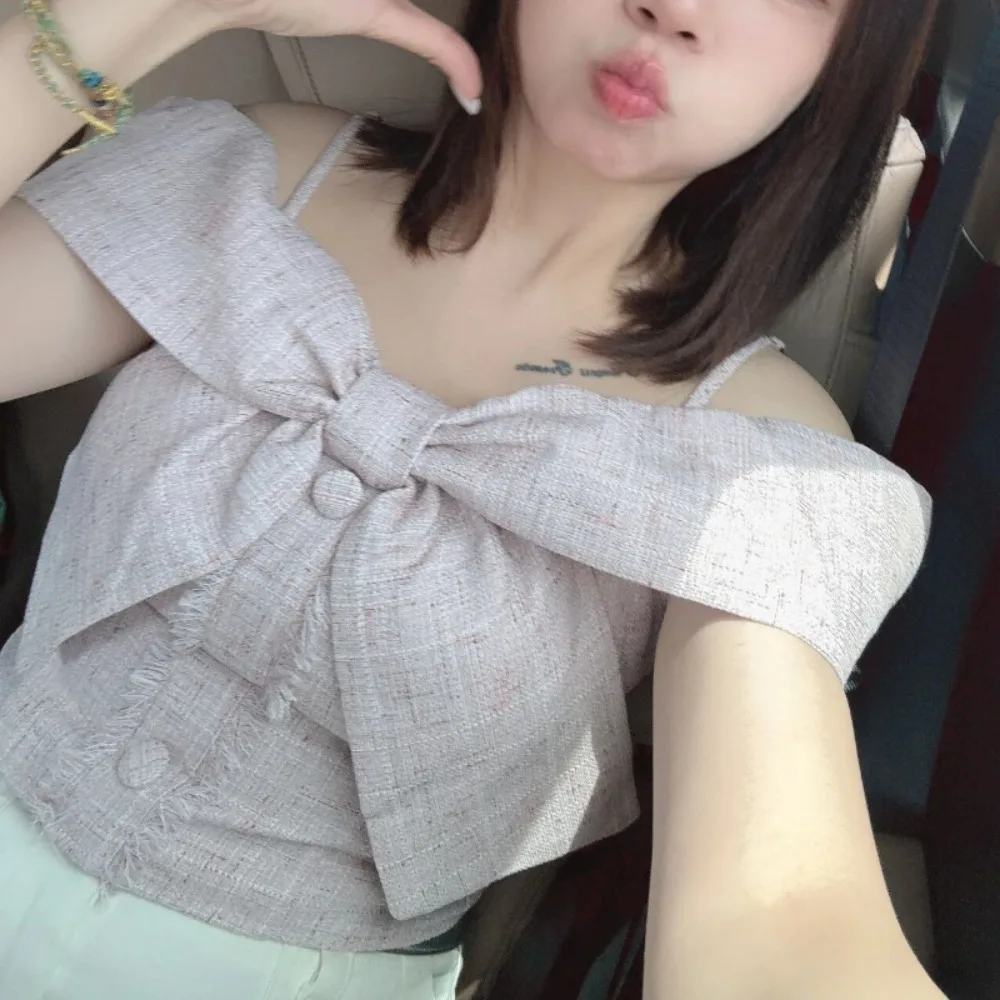 

Женская французская новая повседневная рубашка с небольшим ароматом и бантом, милая нежная рубашка на бретельках Spice Girls, японская тонкая изысканная блузка с открытыми плечами