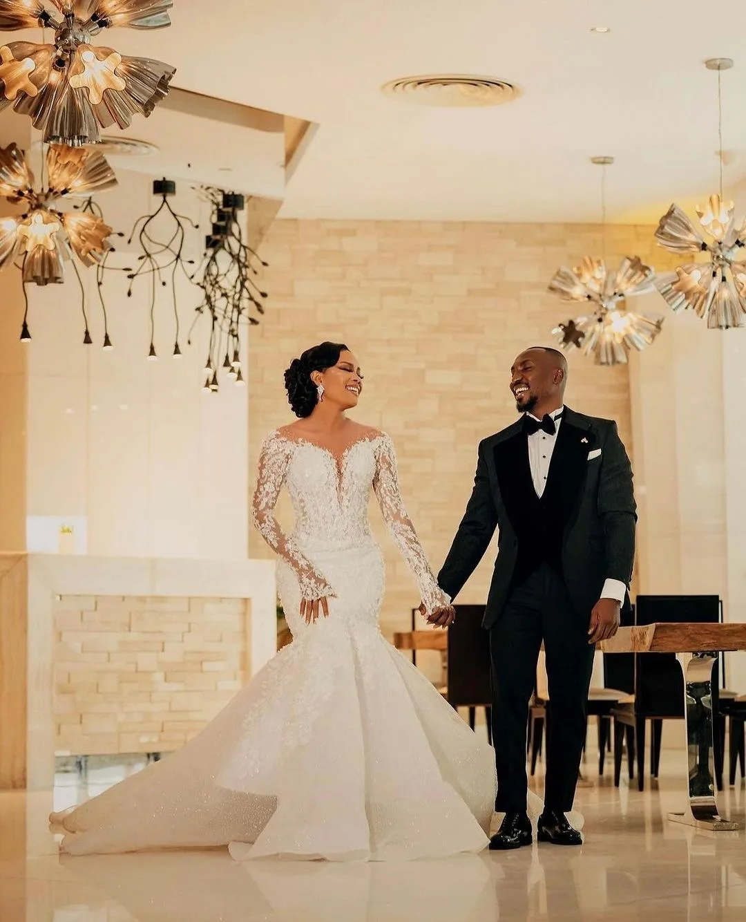 맞춤형 빈티지 쉬어 넥 아플리케 비즈 인어 웨딩 드레스 채플 트레인 로브 드 마리에 긴 소매 신부 가운