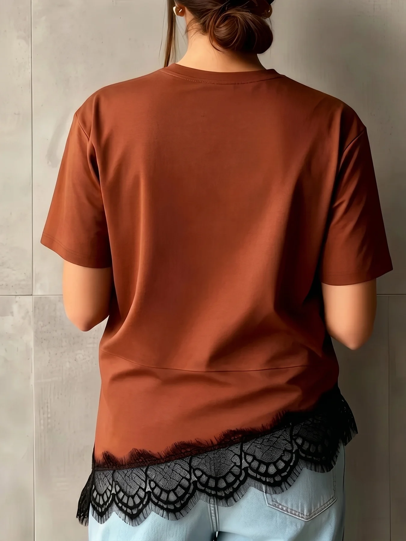 Damen-T-Shirt mit Rundhalsausschnitt und kurzen Ärmeln, locker geschnittenes, einfarbiges Oberteil mit asymmetrischem schwarzem Wimpernspitzenbesatz, Freizeitbluse. – Detail 5