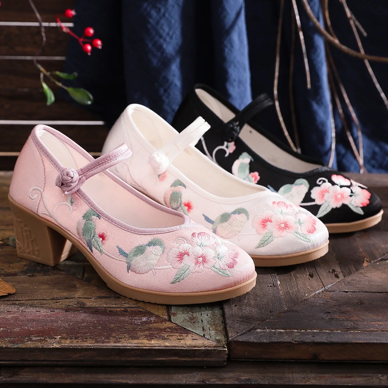 

Chinese Style Embroidered Mary Jane Shoes Women's Block Heel Floral Bird Cloth Shoes Retro Dance Shoes Party Footwear Q-233