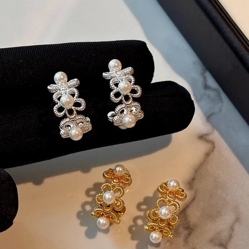 

Женские серьги золотого цвета с инкрустацией жемчугом и цветочным узором, осенне-зимние винтажные высококачественные изысканные банкетные ушные петли