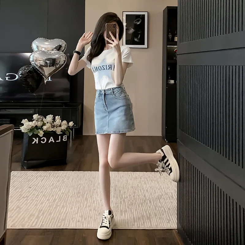 

Женский повседневный комплект из двух предметов: футболка с коротким рукавом и принтом звезд + белая джинсовая юбка с высокой талией. Летний уличный стиль для повседневной носки и вечеринок.