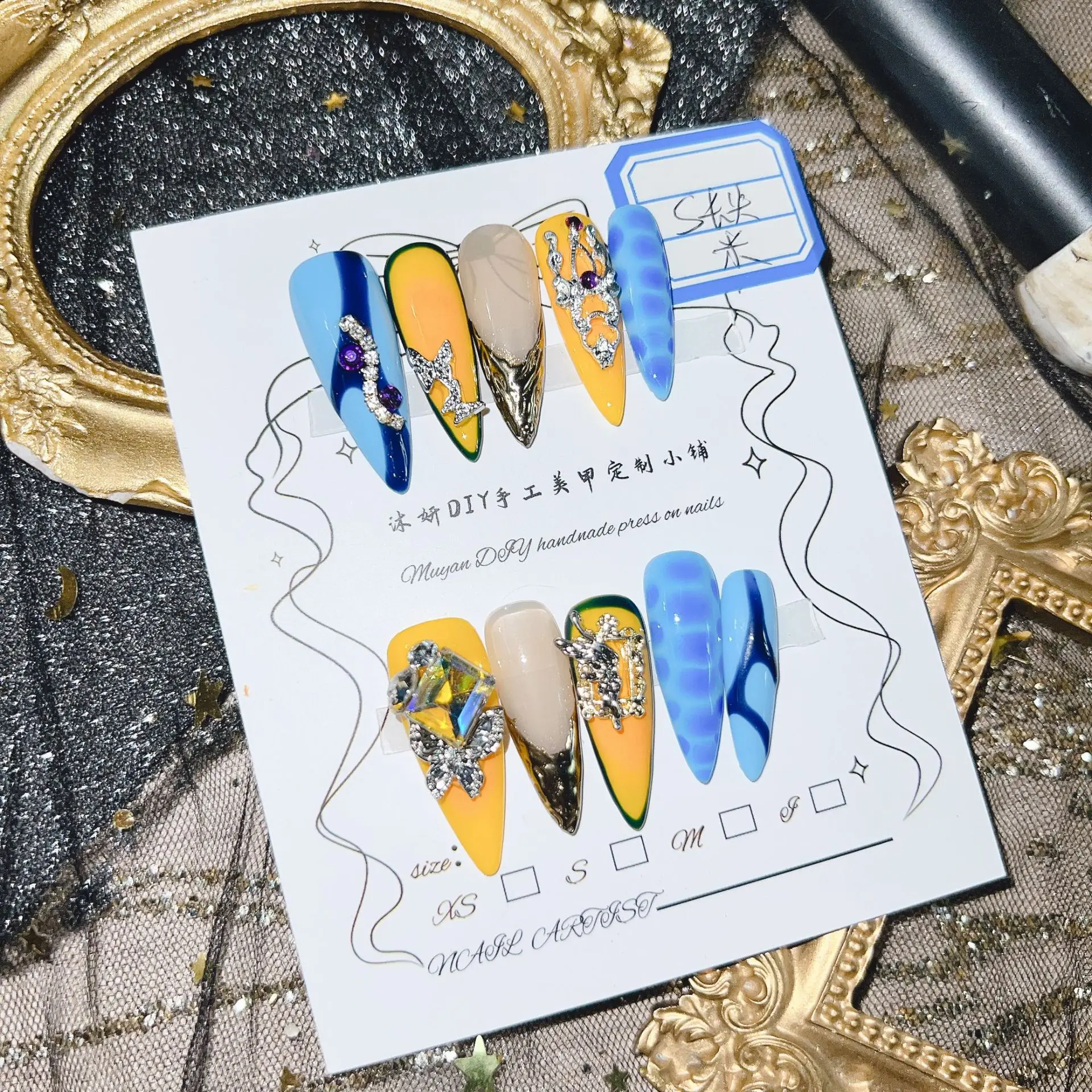 鮮やかなブルー&イエローのプレスオンネイル ラインストーン付き 光沢のあるABS樹脂 付け爪 手作りの接着剤付きネイル 女性用 マルチサイズ