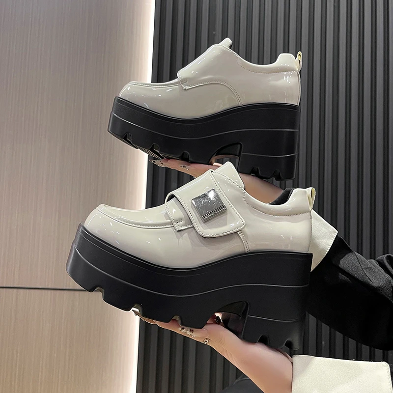 

Новые повседневные кроссовки 10 см, женские весенне-осенние кожаные туфли, блестящие кроссовки на платформе, вулканизированная обувь на высоком каблуке на танкетке