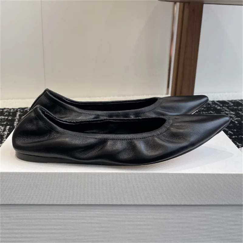 

Новые балетки изготовлены из гладкой и мягкой овчины, с острым носком и эластичными краями, которые удобны и подходят.