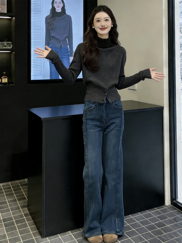 

Женский комплект: вязаный свитер с высоким воротником и джинсы, весна 2026, новинка, повседневный, стройнящий, универсальный, из двух предметов