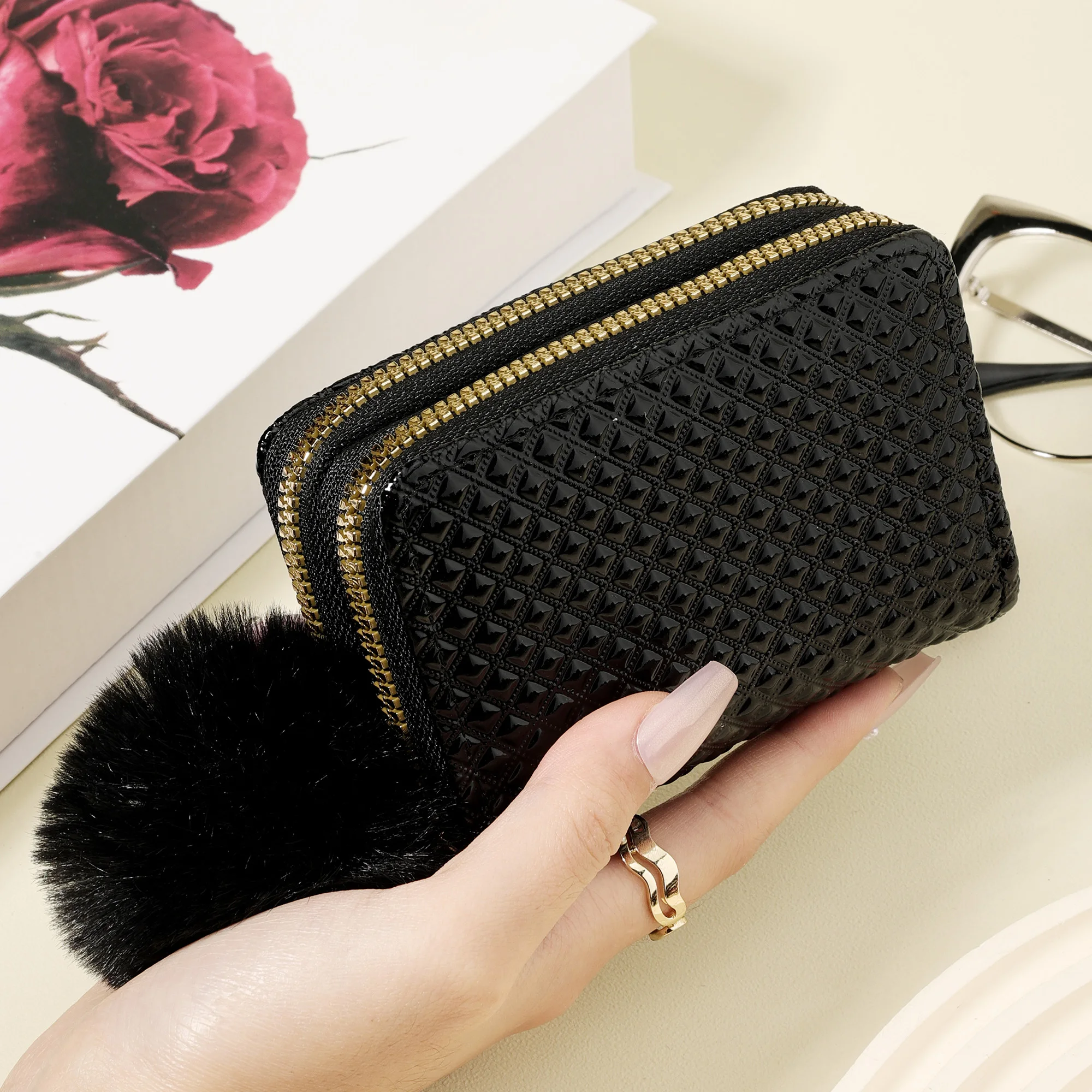 

Новый модный женский кошелек для кредитных карт, с подвеской помпона, кошелек для монет на молнии, женский чехол на молнии