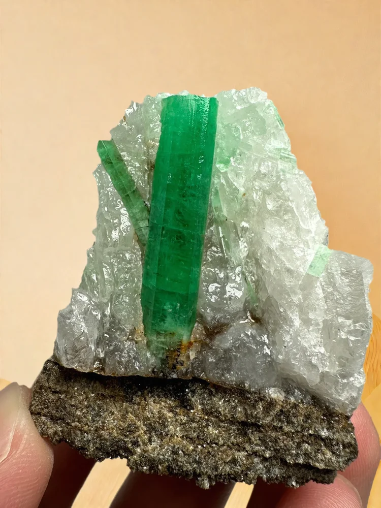 Spécimen minéral émeraude naturelle + cristaux de quartz et pierres de guérison pierre précieuse de roche