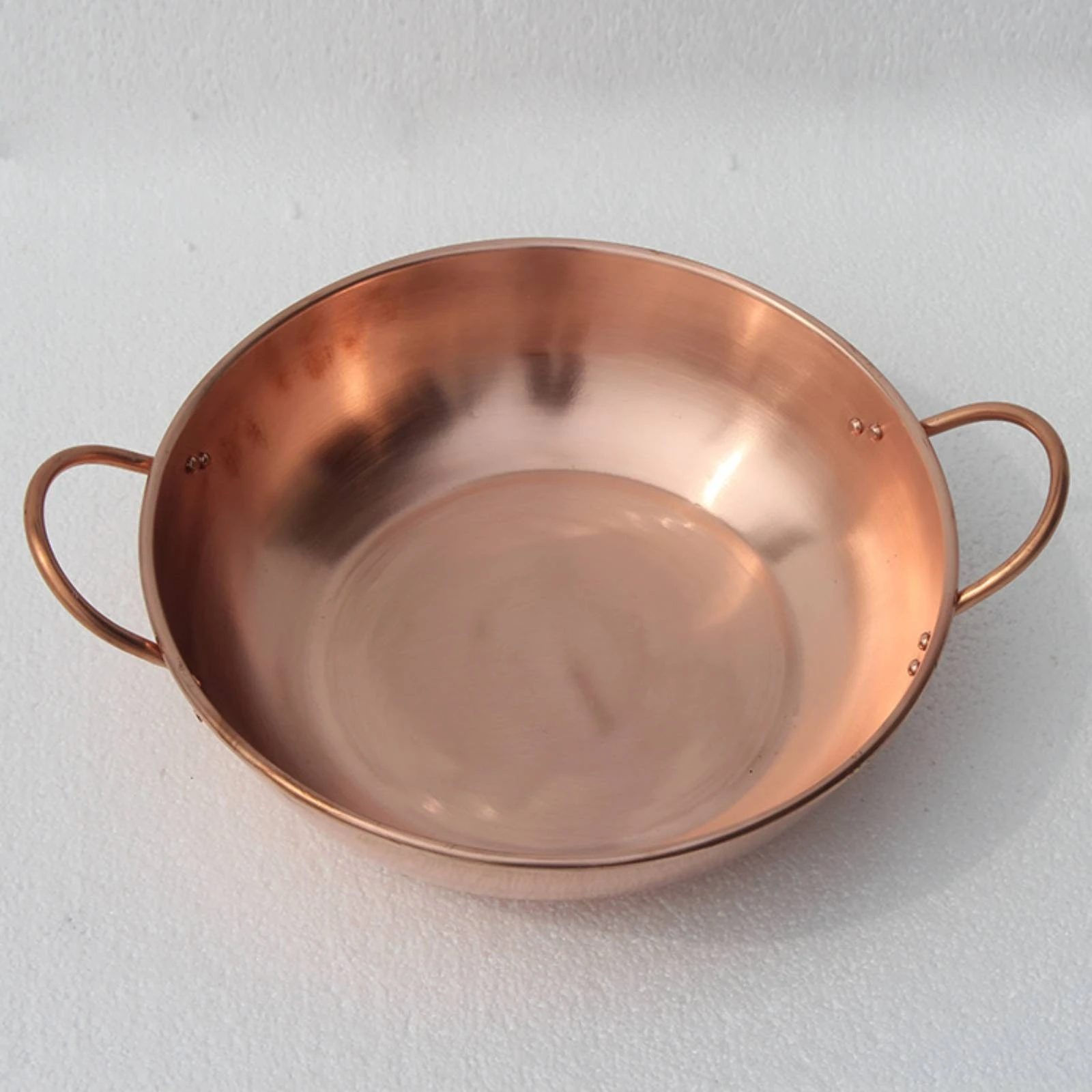 marmite-en-cuivre-a-fond-plat-ronde-et-peu-profonde-avec-parois-courbes-polies