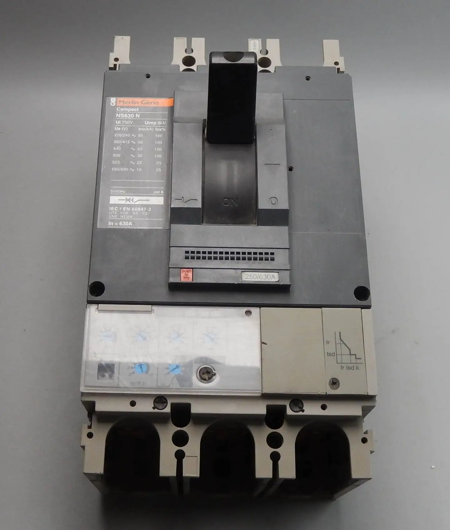 

NS630N 630A 3P three-phase air switch circuit breaker plastic shell