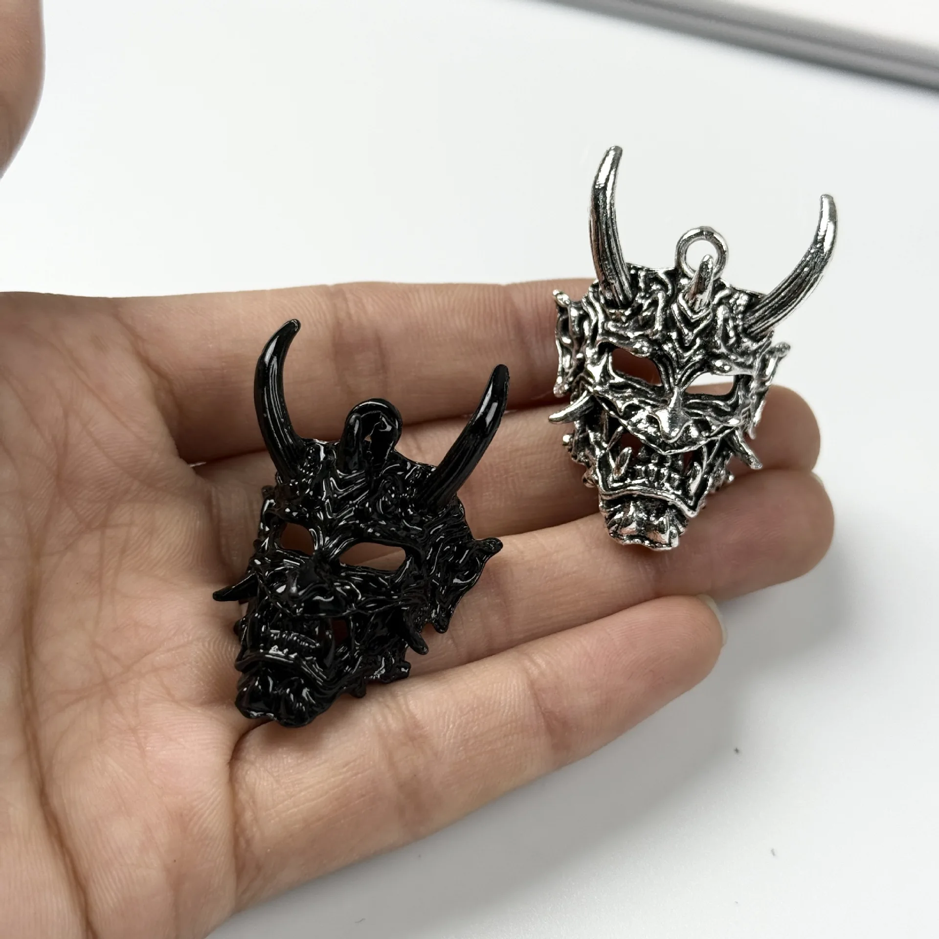 5 piezas de colgantes de aleación negros con diseño de máscara de demonio Oni japonés y máscara Hannya, estilo gótico punk, para fabricación de joyas DIY, suministros para pulseras y collares
