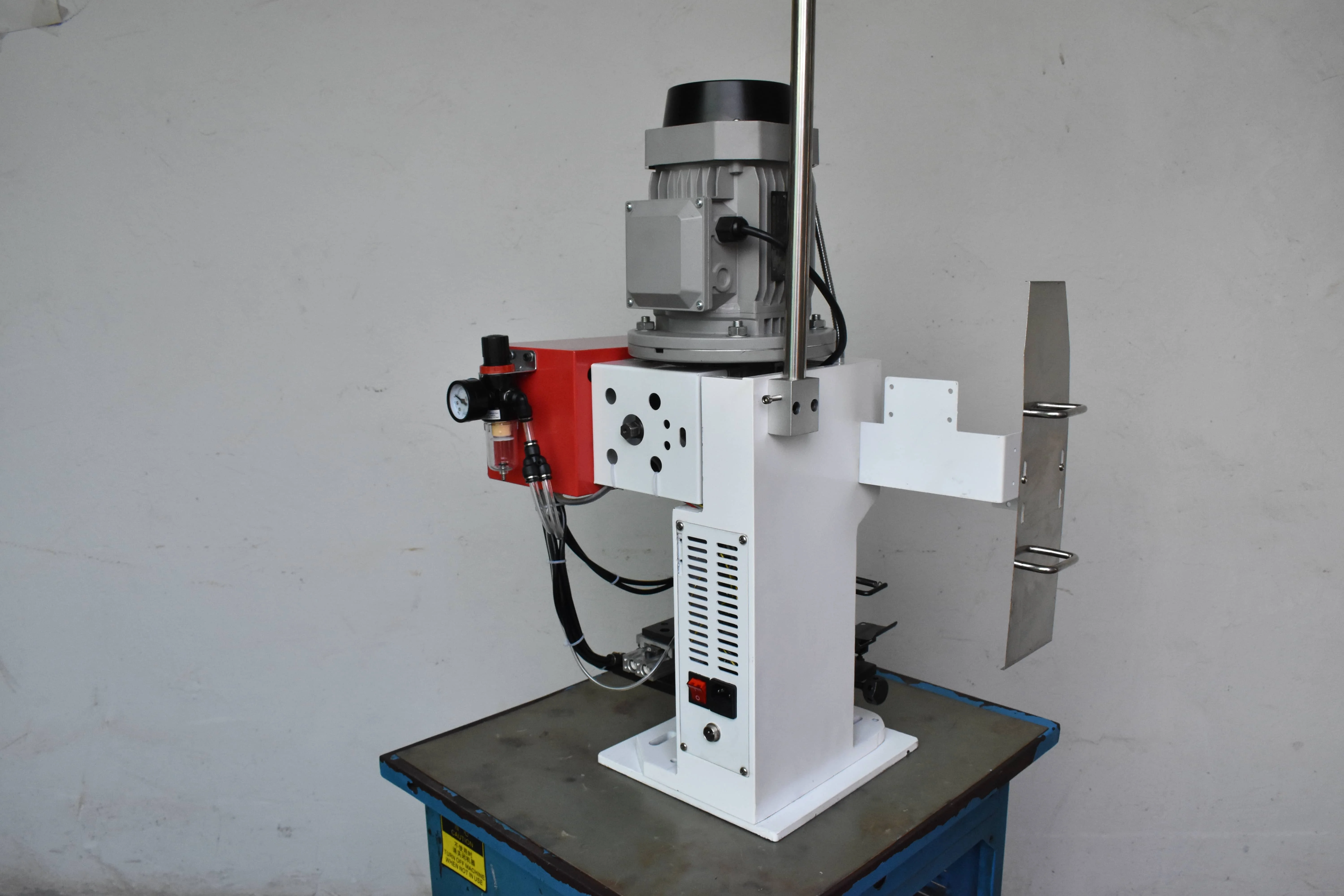 Semi-automatic multi-core stripping and crimping machine