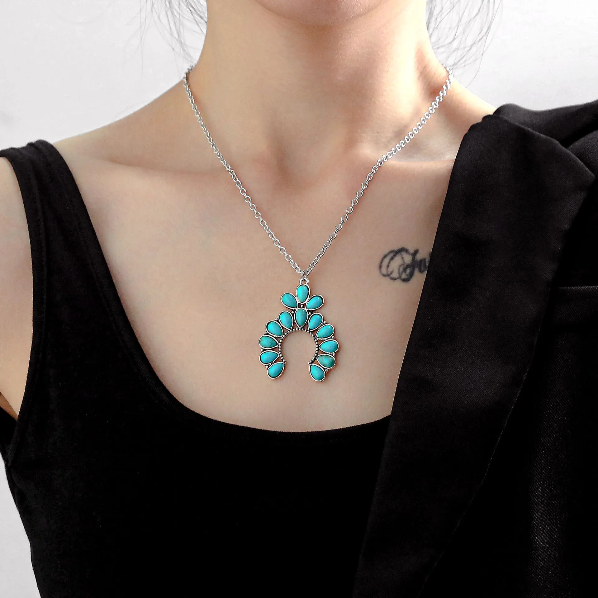 

Bohemian Turquoise Flower Pendant Alloy Necklace New Vintage Style
