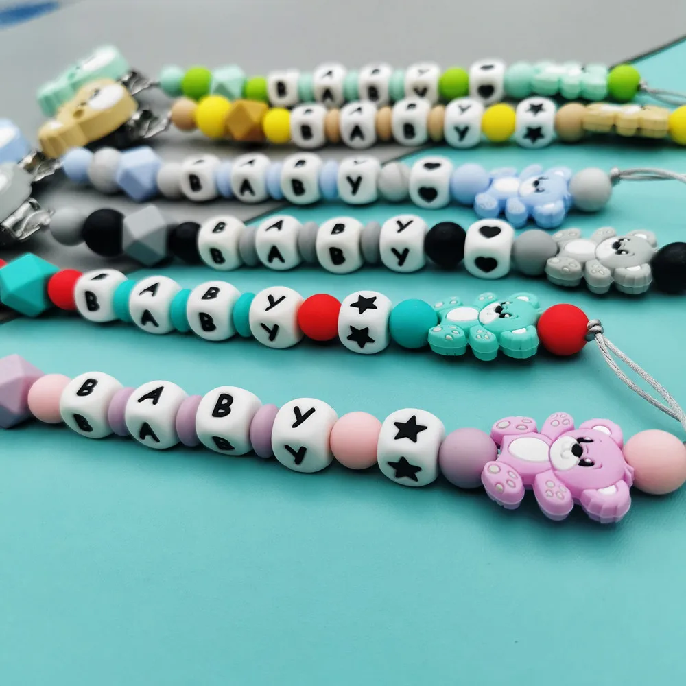 Personalizado inglês russo nome da letra do silicone bebê urso contas de silicone pingente chupeta clipes correntes mordedor bebê kawaii brinquedo