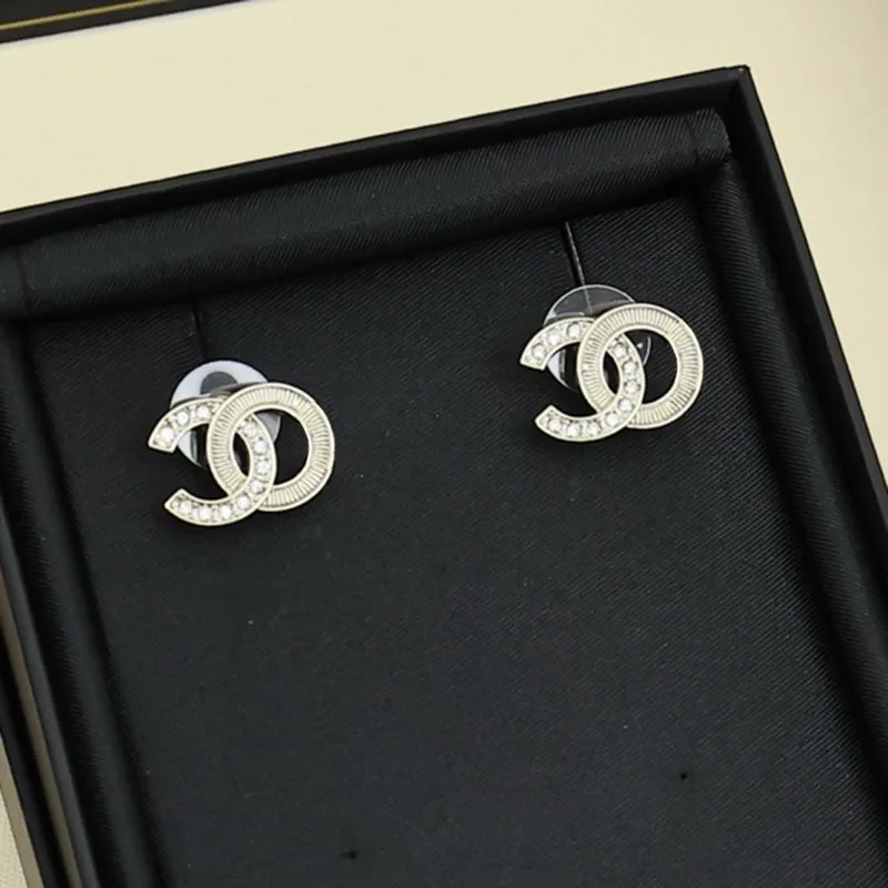 

Новые классические серьги-гвоздики с буквами и стразами, очень удобные, для повседневного стиля, простые и универсальные, женские, с серебряной застежкой.